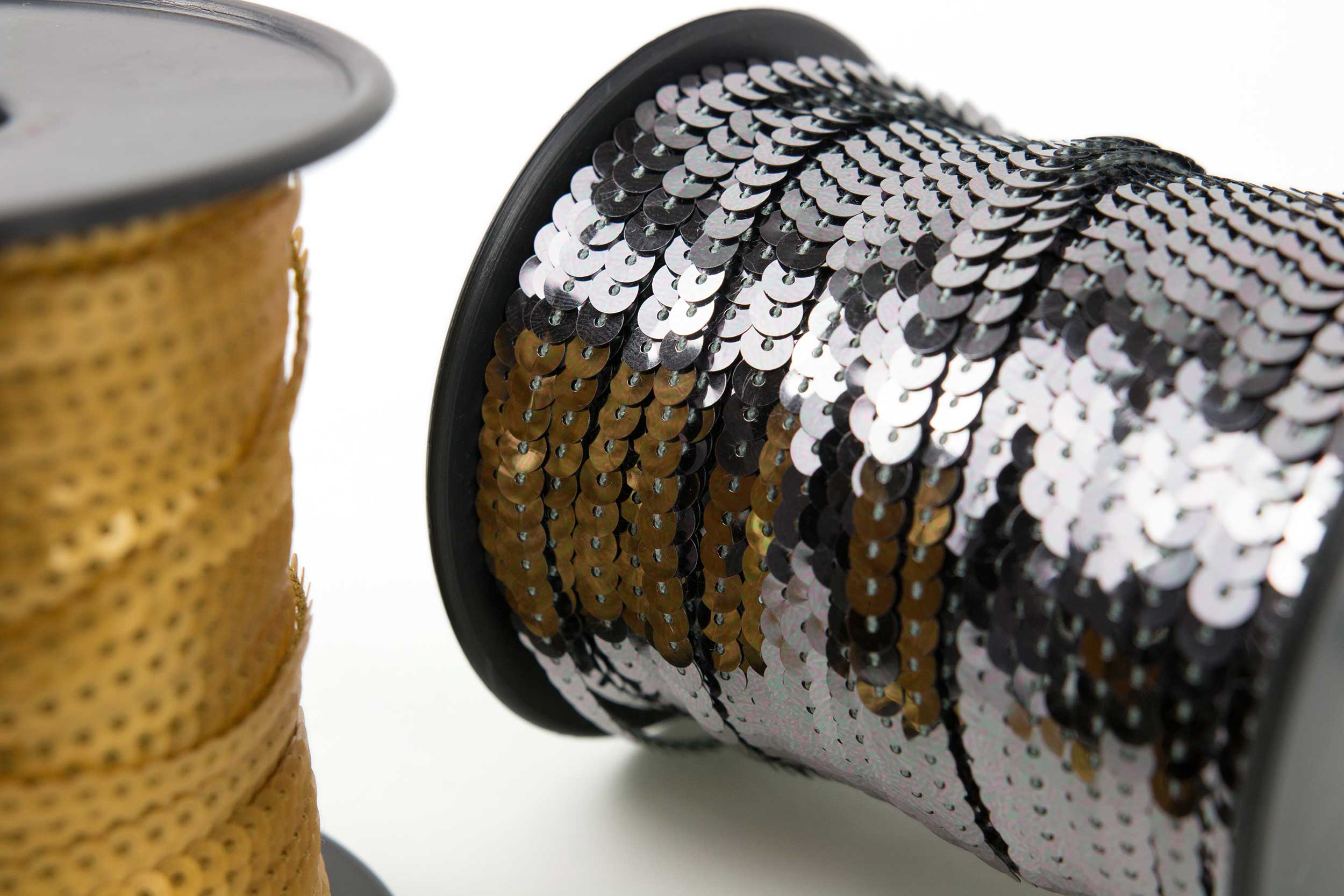 Bobines de chaînes de paillettes dorées, argentées et noires